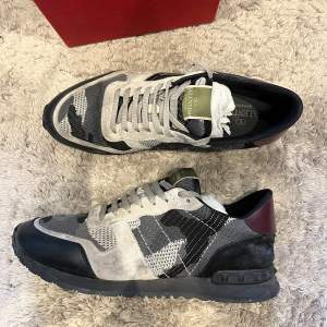 Hej, säljer nu dessa Valentino rockrunner skor. Storlek 43. Bra skick. Ny pris 8000kr. Inget medföljer. 