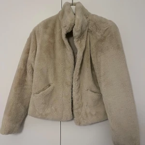 Pälsjacka - Beige pälsjacka från ONLY. Använd ett fåtal gånger. Perfekt nu till hösten!