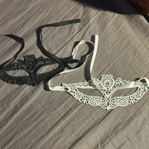 Ögonmask  - Två ögon mask i vit och svart🤍🖤 Oanvända.