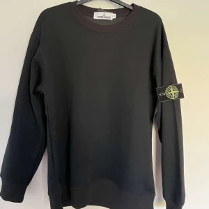 Stone island tröja - Säljer nu min stone Island tröja! då den inte kommit till användning, den är oanvänd helt ny skick 