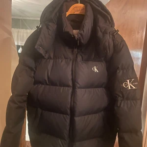 Calvin Klein dunjacka  - Mörkblå Calvin Klein jacka fint skick.