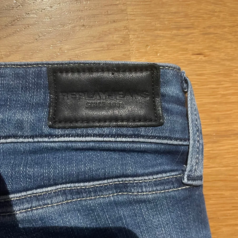 Hej, jag säljer dessa replay jeans. Storlek W29 och L30. Inga skador eller problem med byxorna. . Jeans & Byxor.