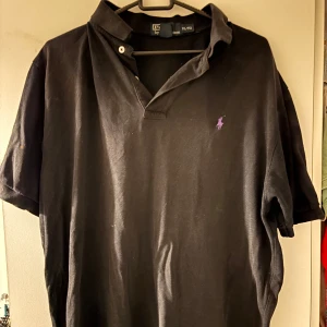 Ralph lauren piké  - Ralph lauren piké i jätte bra skick. Schysst med de lila loggan då jag tycker de ger en bra finish på outfiten🙏