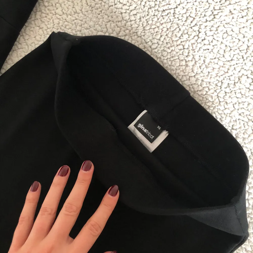 Otroligt snyggt set från Ginatricot med svart midikjol med slits på baksidan och en tillhörande topp med choker. Använt endast i några timmar, i nyskick utan anmärkningar. Storlek XS i båda delar. Formar kroppen fint 🎃. Hameet.