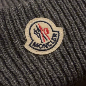 Moncler mössa - Helt ny, vinter mössa. Priset går att diskuteras! 