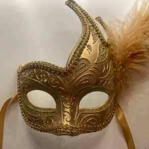 Maskerad mask - Jättesnygg maskerad mask som passar perfekt nu till halloween! Aldrig använd🤗 skriv för fler bilder!!