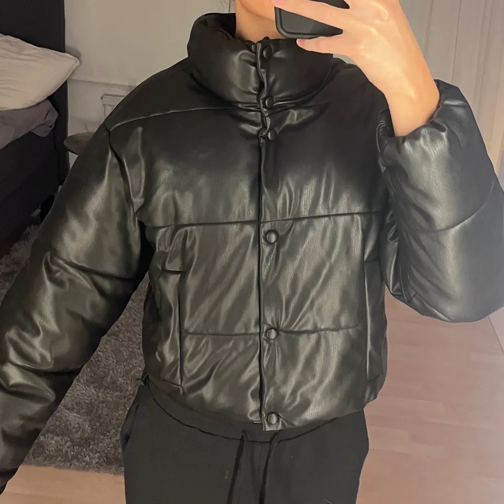 Zara puffer jacka använd 2 gånger säljer för 200kr köpt för 499kr Säljer för det inte är min stil ,den är som ny. Jackor.