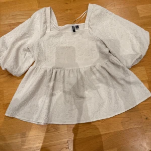 Vit blus  - Vit blus ifrån Pieces som jag tyvärr inte längre använder, stl S💕