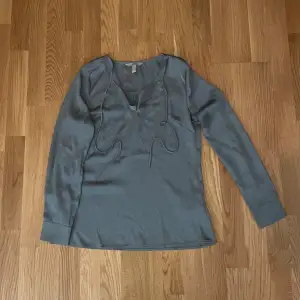 Silk blus som är oanvänd från H&M i storlek 36. Jätte fin att ha med en svart kjol eller byxor. Den är turkos aktig