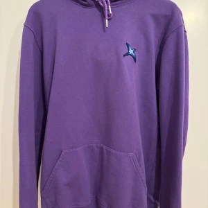 Axel Arigato Hoodie - En stilren lila Axel Arigato Hoodie i Storlek L men passar även M. Använd runt 6-7 gånger där nypris ligger på 2099kr