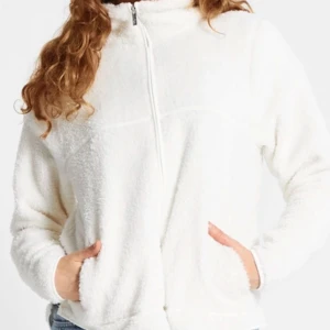 Vit Teddy kofta - Använd fåtal gånger, då jag har en liknade i beige! Inga fläckar osv! Fler bilder går att lösa! 