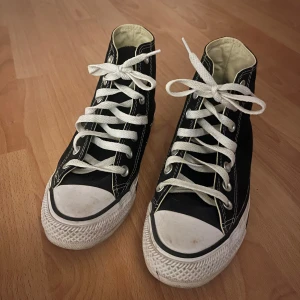 Converse skor - Svarta äkta converse skor, använda 1-2 gånger, pris kan diskuteras 