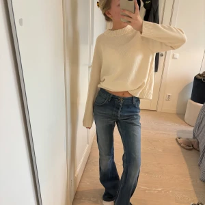 Bootcut jeans  - Supersnygga bootcutjeans från Lee som är insydda så de passar en s/36🥰 jag är 175 lång