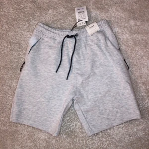 Pull and Bear Shorts  - Säljer dessa super sköna helt nya och oanvända Pull & Bear mjukis shorts. Nypris 239kr men säljer för 139kr. Storlek S. Tveka inte på att skriva om du har några funderingar!