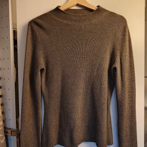 Mullvads färgad stickad tröja - Varumärke: Wera Skick: bra Passform: fint fall, turtle neck