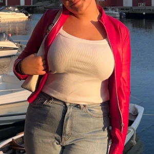 Skinnjacka  - Super fin röd skinnjacka med dragkedja. Super fint skick 