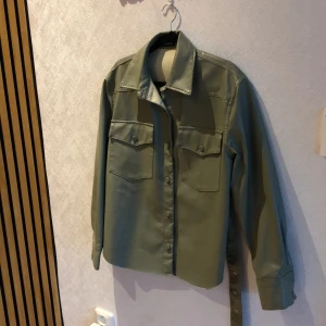 Skinnjacka  - En skinnjacka från boohoo. Typ helt ny 