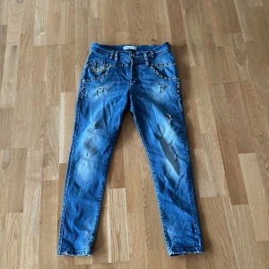 Jeans  - Jeans med nitar, hål, lite boyfriend stil över det hela 