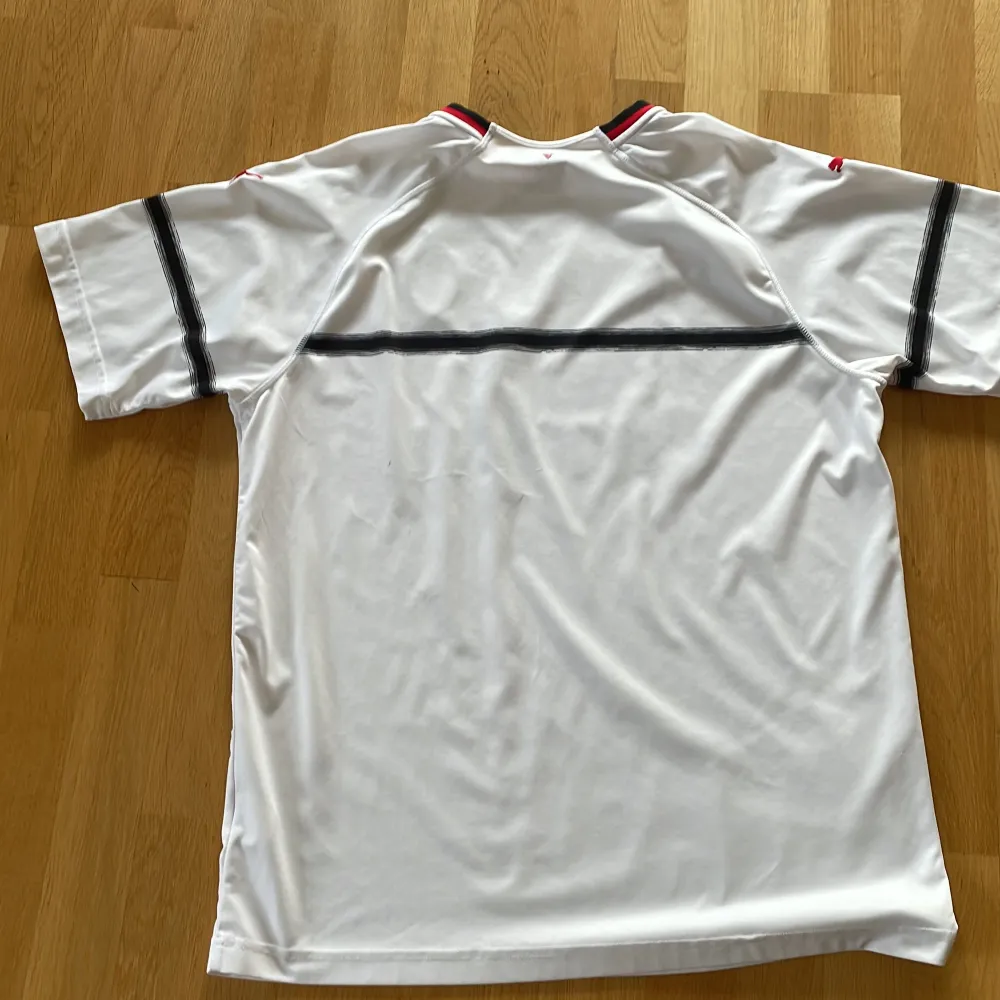 AC Milan 2018/19 Bortatröja⚫️🔴⚫️🔴 Strl XL Finns tecken på användning på tröjan.  Äkta #fotbollströja. Sportswear.