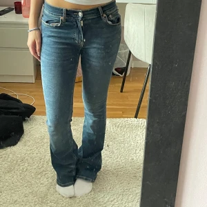Low/mid waist jeans från Gina - Super snygga jeans från gina, bra skick då dom knappt är använda!💗