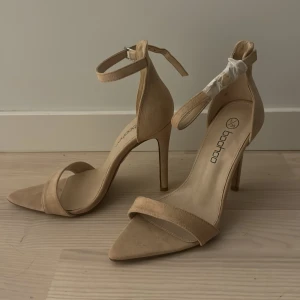 Festskor - Helt nya oanvända festskor från Bohoo  Klackhöjd 10cm 