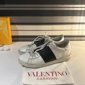 Valentino open  - Tja säljer nu mina valentino open då jag har växt ur dom! Dom är i storlek 42 men passar lite större. Dom är andvänds men har lite kvar att ge. Här gärna av dig om det är ngn fråga!