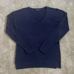 Ralph Lauren Jumper - Ge bud för snabb affär! En klassisk Ralph lauren tröja, perfekt för old money stil, Stockholmsstil, eller grish. Skriv gärna om mått och andra frågor!