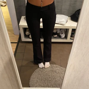 Kostymbyxor  - Lågmidjade kostymbyxor med slits från bikbok. Är tyvär försmå för mig 