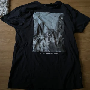Svart T-shirt med tryck - Jag säljer en T-shirt från lager 157 i storlek S. Jag har andvönt den några gånger men den är i bra skick.