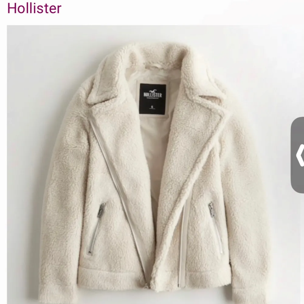 en teddy jacka från hollister som använts endast en gång. Väldigt mysig och skön att ha på! Säljer pga att den är för liten för mig❤️ köpt för 899, säljer för 500, pris kan diskuteras . Jackor.