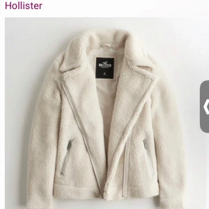 teddy jacka  - en teddy jacka från hollister som använts endast en gång. Väldigt mysig och skön att ha på! Säljer pga att den är för liten för mig❤️ köpt för 899, säljer för 500, pris kan diskuteras 