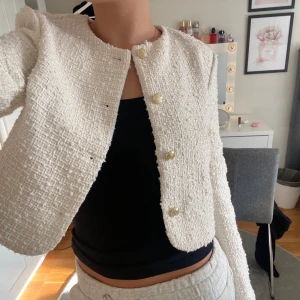Ole money style - Vit kofta med guldknappar från H&M. Använd 3 ggr så väldigt nytt skick❤️