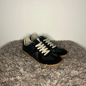 Maison Margiela GATS - Ett par riktigt feta Maison Margiela, i extremt fint skick, eftertraktad och perfekt inför kommande säsonger!🍁🍾Kvitto från Nk finns! Endast dustbags ingår. Hör gärna av er vid flera frågor eller funderingar!💫💯