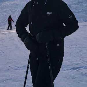 Dope sett - Jätte fint sett som bara är använd 1 vinter  Storlek S på jacka  Storlek M på byxorna