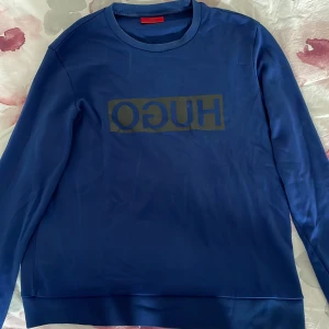 Äkta Hugo Boss tröja  - Äkta Marinblå Hugoboss sweatshirt, storlek M. Fint skick, pris kan diskuteras.