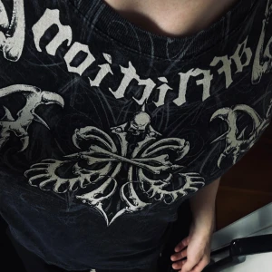 affliction tshirt - affliction tshirt som är flawless och tvärfet, vill se intresset så kom med bud men inga lowballs för de ignoreras. womans XL. köp ej direkt utan att ha skrivit till mig, skickar inget isåfall.