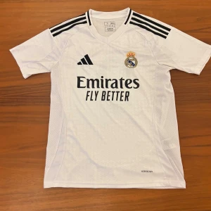 Real madrid 24/25 Mbappé - Tvär fet mbappe tröja för nya säsongens Real madrid 💫, Själv har jag använt den en ända gång därefter beställde en annan så har inte mycket användning av denna! Kvaliten är top klass och är inprincip i nyskick 🌟, perfekt nu när säsongen är igångsatt 🙈 