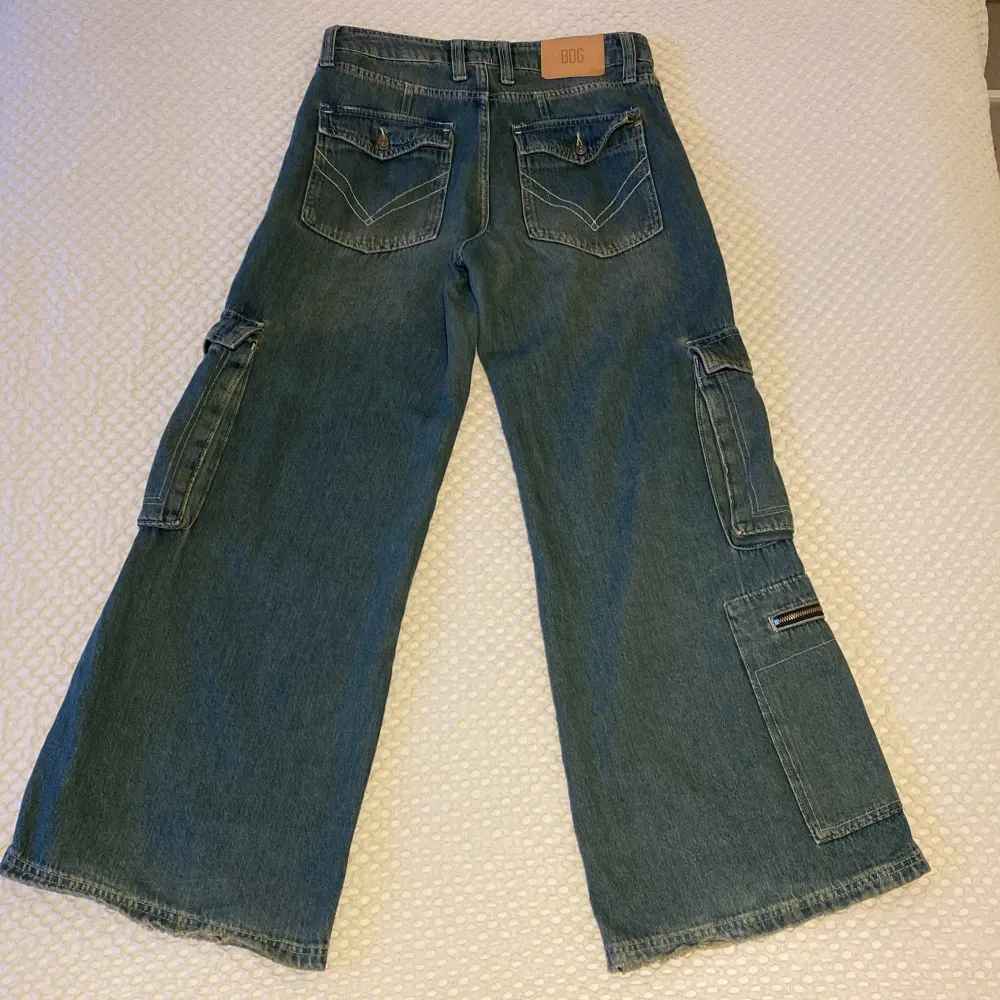 Mörkblåa cargo jeans från Urban Outfitters.  Loose Fit, High Rise. Width 27. Length 30. Sparsamt använda.. Jeans & Byxor.