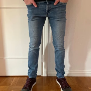 Jack & Jones jeans  - Ljusblåa jeans från Jack & Jones, storlek 30/32, skick 9/10, orginalpris 999kr vårat pris 399kr, skriv om du har frågor✅🤗