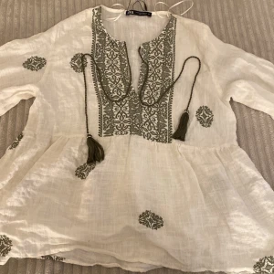 Jätte fin blus💚 - Säljer denna då den är för stor den är jätte fin annars💚🤍sista bild är min