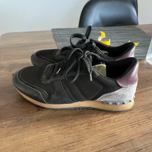 VALENTINO ROCKRUNNERS - Valentino Rockrunners | Skick 8/10 lite slitna längst fram annars toppskick | Köpta från Farfetch för något år sedan | Perfekt till vintern, nypris 7000kr | Strl 39 passar 40 | Box medföljer ej. 100% äkta ✅ /// L&F CLOTHING 👕