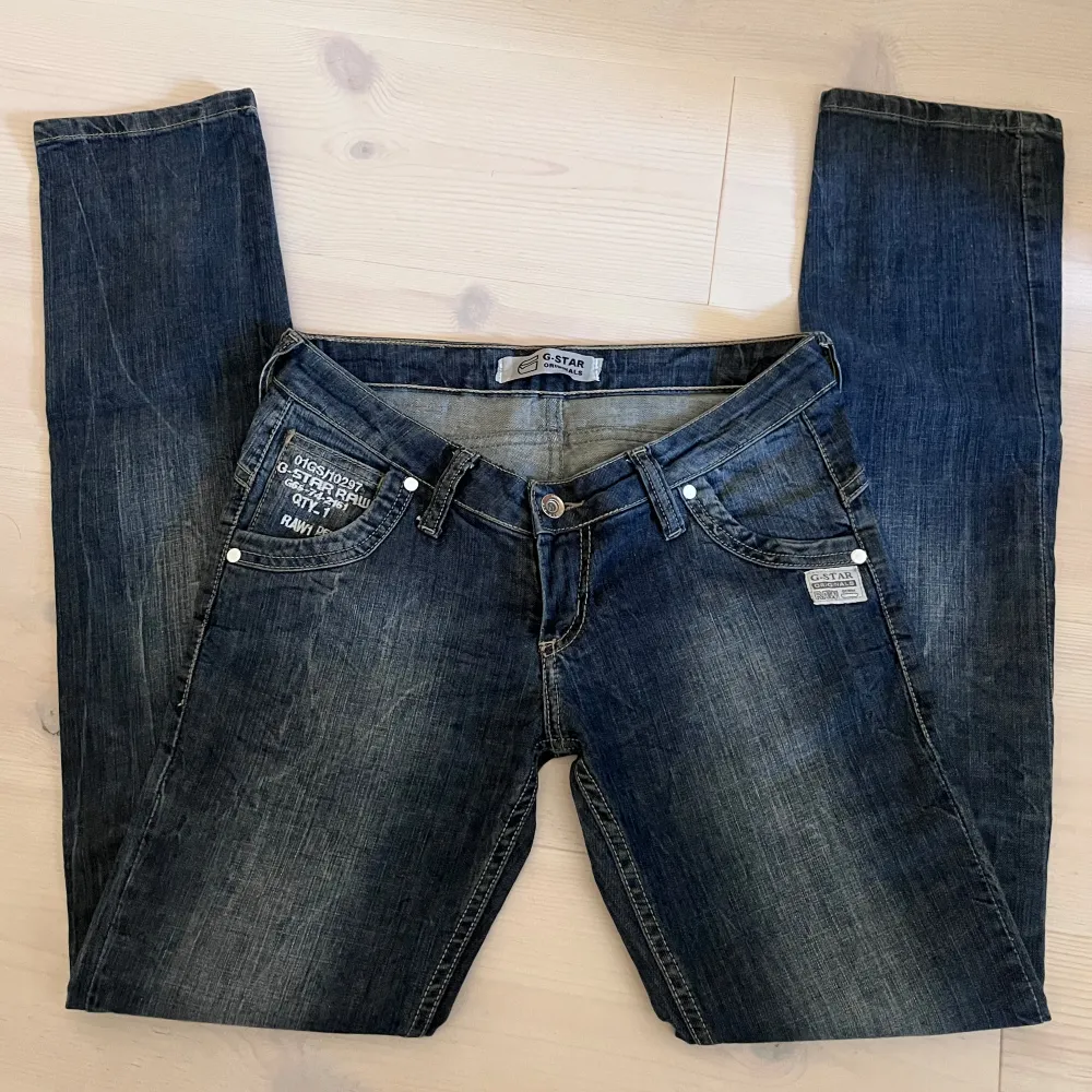 skitsnygga lågmidjade jeans!! säljer då de är för små, sparsamt använda. enda defekten är lappen som syns på sista bilden! skriv om du har frågor, kan förhandla pris 💗💗. Farkut & Housut.