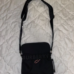 Svart axelväska från Burberry - Säljer en svart axelväska från Burberry🖤💸 9/10 inga skador, hål eller något. SKRIV FÖR FLER BILDER!
