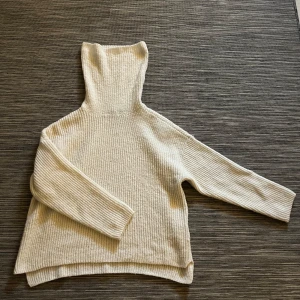 Polotröja  - Stickad polotröja som är perfekt nu till vintern❣️