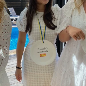 Studentklänning & other stories  - Rutig fin studentklänning som endast är använd en gång.  Inga fläckar eller missfärgningar.  Klänningen är figursydd och sömmar i midjan som gör att man får en snygg figur!  