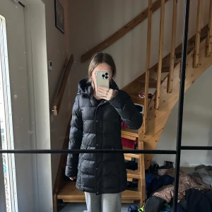 Vinter/Höst jacka  - Måttet på denna jacka är XS och den är inte använd särskilt många gånger, men dessvärre har fickan i gått sönder i jackan. Man skulle kunna sy ihop den hemma själv. Jag skickar bild till er privat ifall ni vill se hålet i fickan.