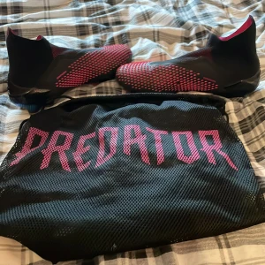 Adidas predator demonskin - Säljer mina gamla fotbollsskor då de inte passar längre. Använt ca 1 vecka. En tagg har åkt av i mitten annars funkar dom toppen