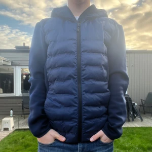 Mörkblå cardigan  - Snygg mörkblå cardigan med huva. Den är i fint skick, storlek L men kan även passa M. Lite för stor för personen på bilden. Skriv vid minsta intresse, pris kan diskuteras vid smidig affär 😀