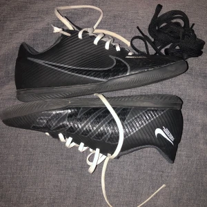 Köp den!!!! - Skorna är storlek 37