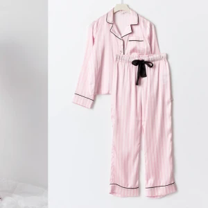 Satin pyjamas - Victoria secret liknande - Satin pyjamas set storlek 170 från Gina tricot. Slutsåld helt ny med lappar 